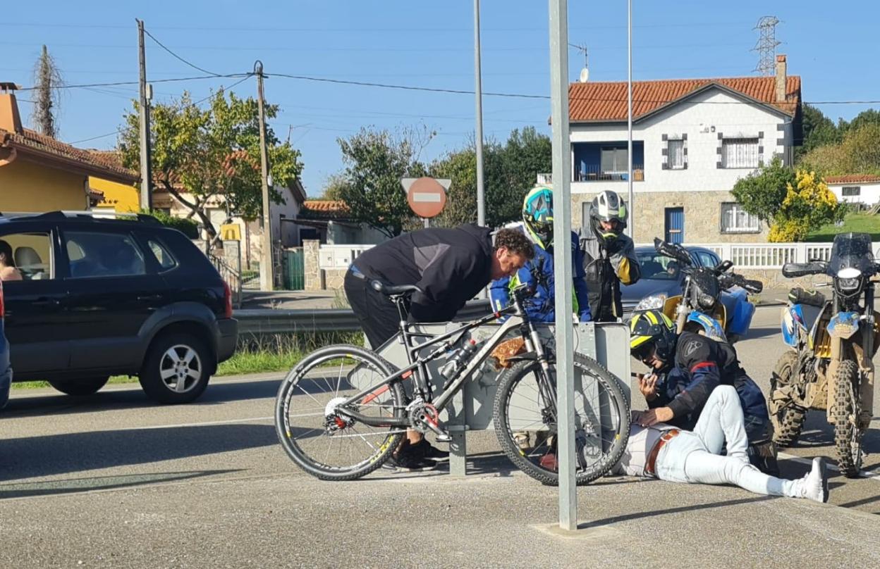 Ciclista herido en la glorieta de La Coría