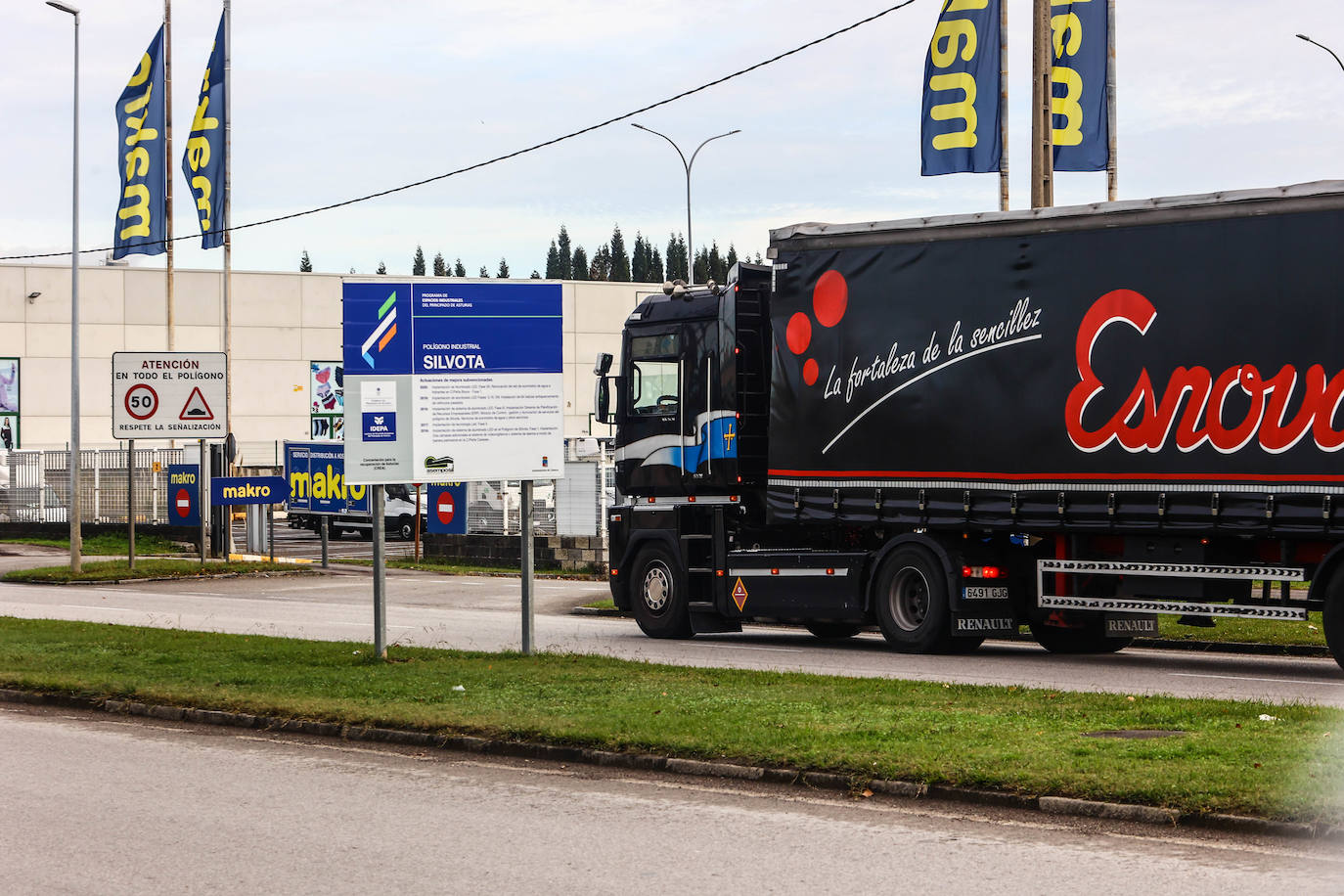 Fotos: «Sin incidencias relevantes» en Asturias en el primer día del paro de transportes