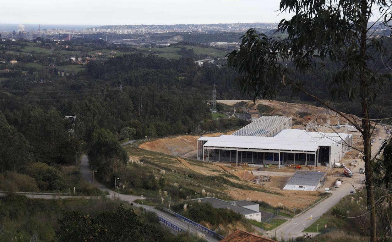 Estructura de la planta de basura bruta, en construcción, con Gijón al fondo.