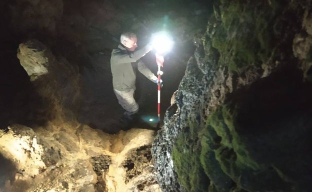 Trabajos de topografía en el interior de la sima tevergana de La Sobia. 