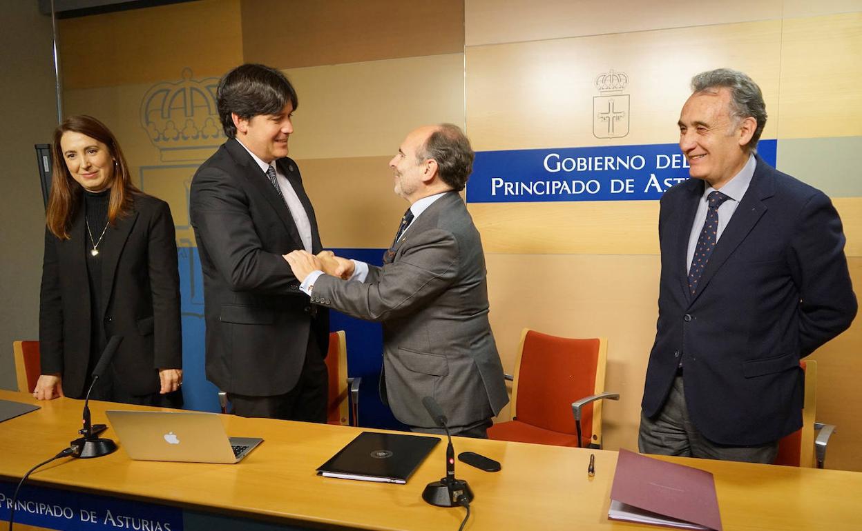 De izquierda a derecha: Cristina González, directora general de Universidad; Borja Sánchez, consejero de Ciencia, Innovación y Universidad; Ignacio Villaverde, rector de la Universidad; y José Antonio Díaz Lago, gerente de la Universidad de Oviedo.