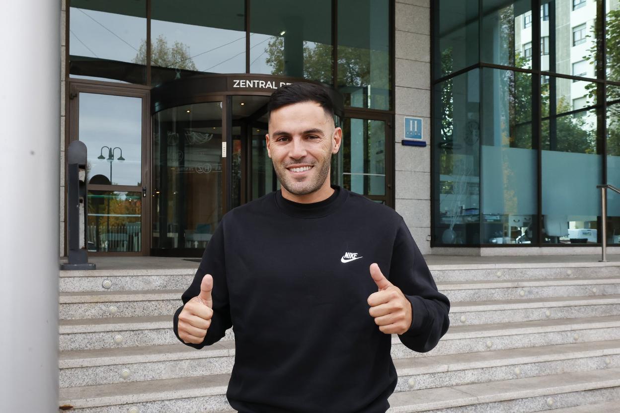 Bruno González, ayer al mediodía, después de pasar el reconocimiento médico tras su llegada a Gijón.