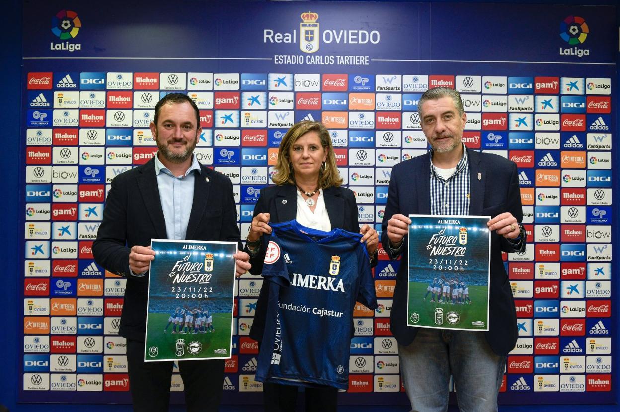 José Moro, Conchita Menéndez y Martín Peláez, durante la puesta de largo del partido que disputará el equipo femenino en el Carlos Tartiere. 