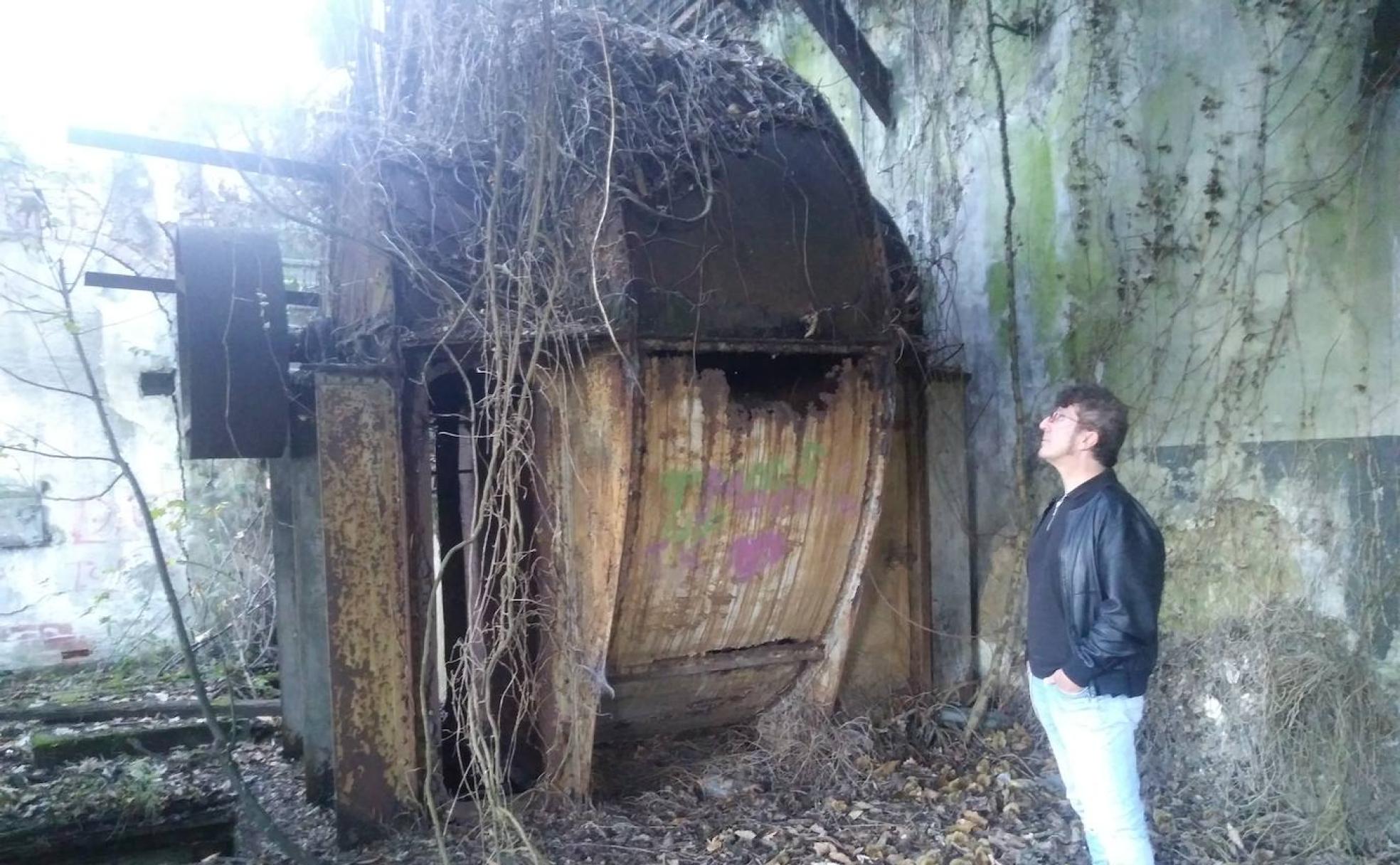 José Manuel Fernández, en los edificios de Modesta. 