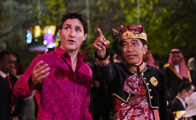 Imagen principal - El primer ministro canadiense, Justin Trudeau; su homólogo británico, Rishi Sunak; y el presidente francés, Emmanuel Macron. 