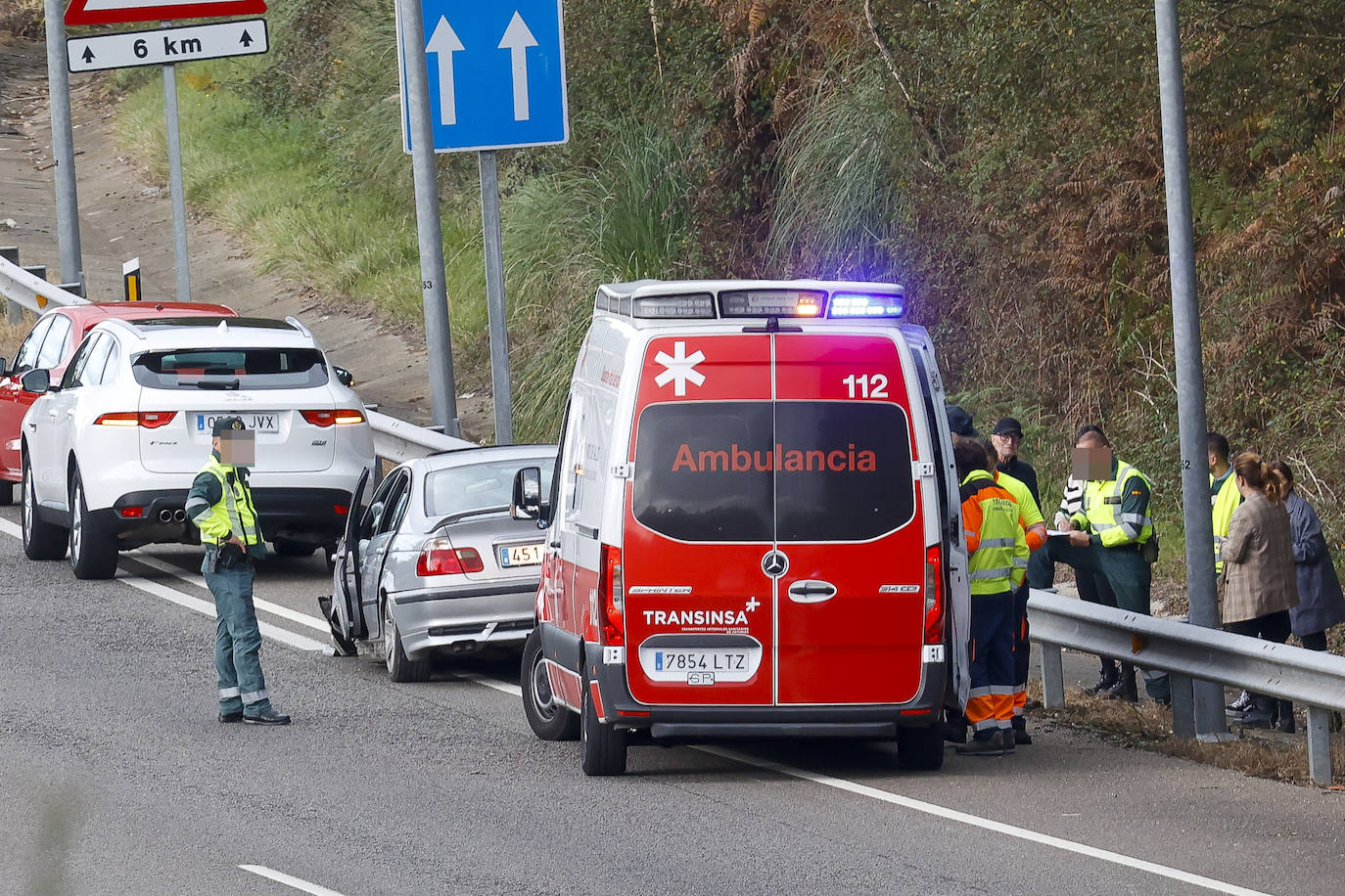 Fotos: Un kamikaze irrumpe en la A-8 y hiere a una mujer