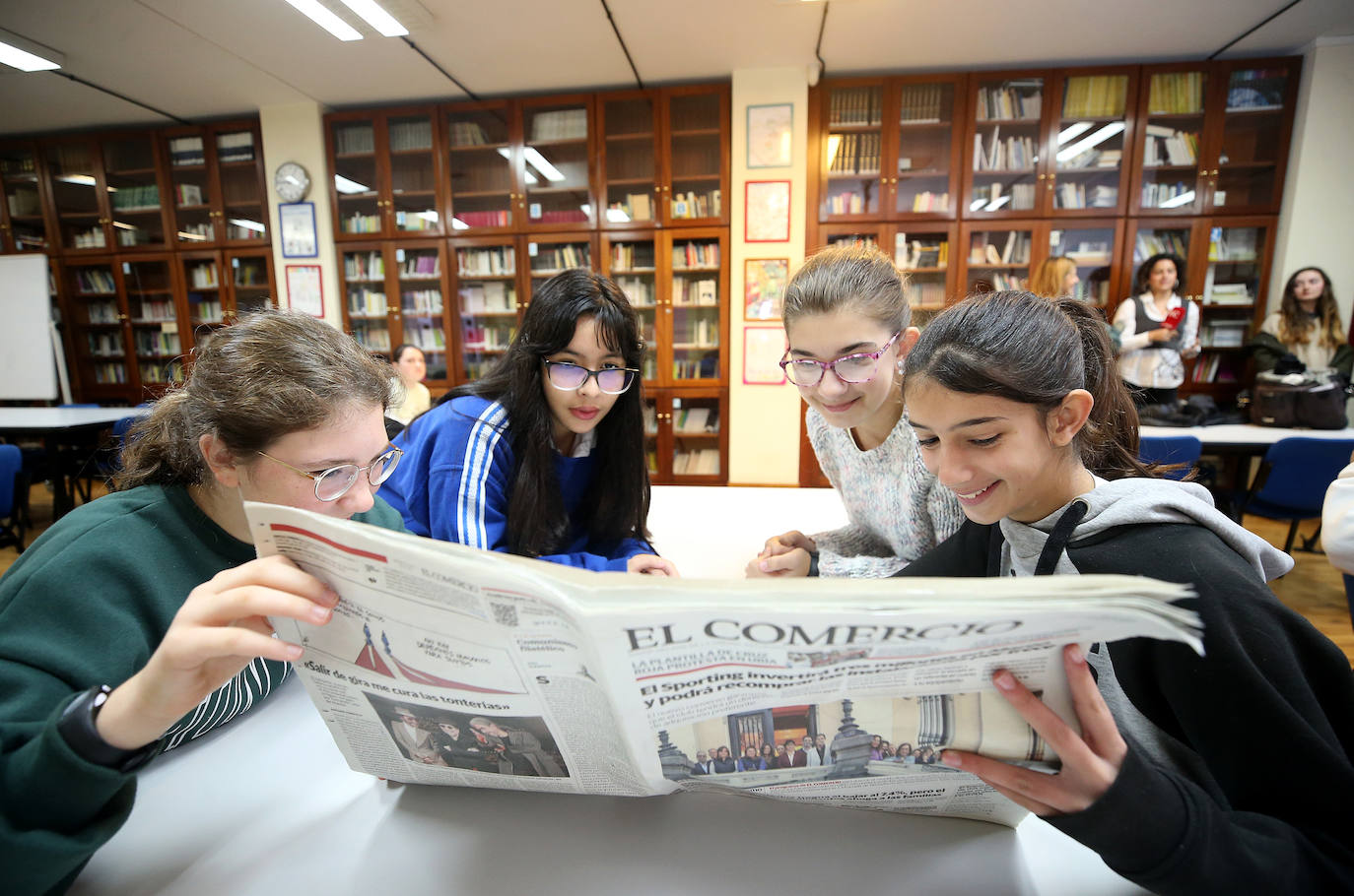Fotos: La Escuela de Periodismo se estrena en el IES La Ería
