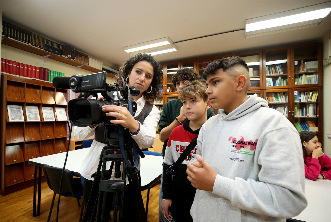 Fotos: La Escuela de Periodismo se estrena en el IES La Ería