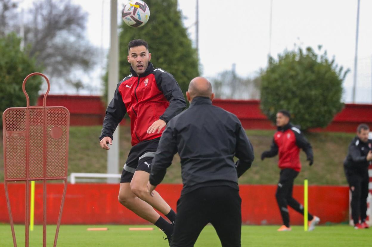 Bruno González, ayer, durante su primer entrenamiento con el Sporting, remata un balón en presencia de Abelardo. 