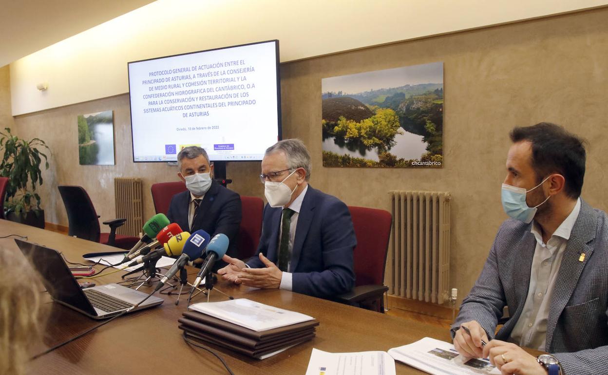 David Villar, a la derecha de la imagen. El consejero Alejandro Calvo, a la izquierda. En el medio, el presidente de la CHC, Manuel Gutiérrez. 