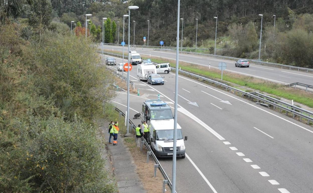 Hasta tres vehículos se han visto implicados en el accidente ocurrido esta mañana en la A-8. 