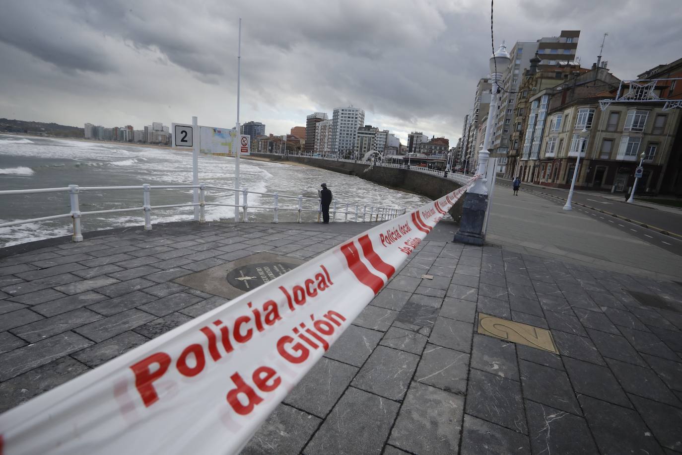 La Policía Local de Gijón ha acordonado varias escaleras del Muro. 