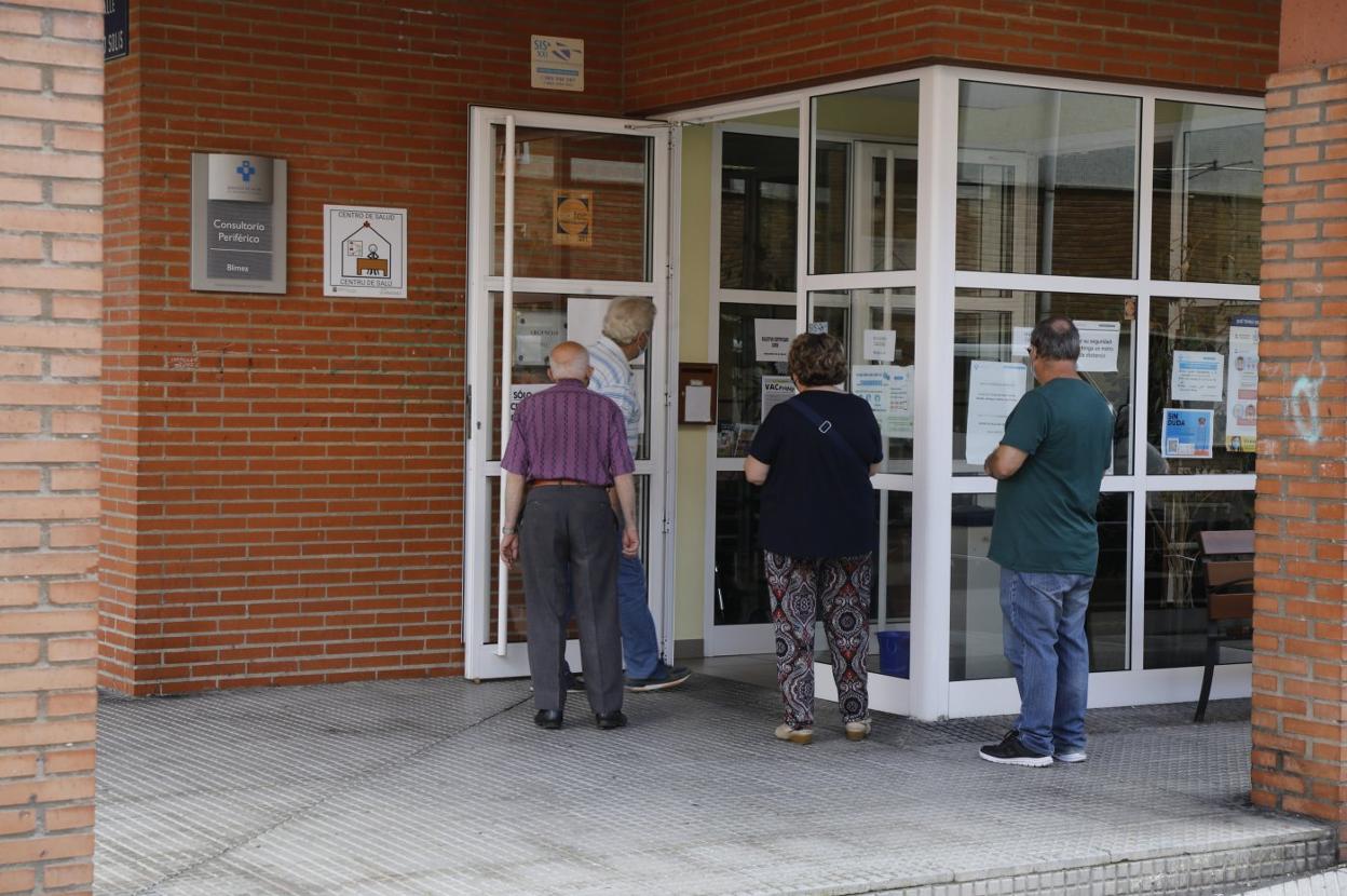 Vecinos de Blimea, a la entrada del centro médico. 