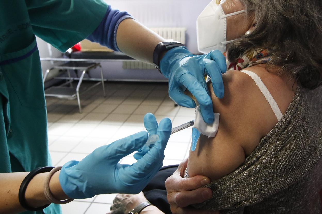 Una paciente recibe la vacuna de la gripe en su centro de salud. 