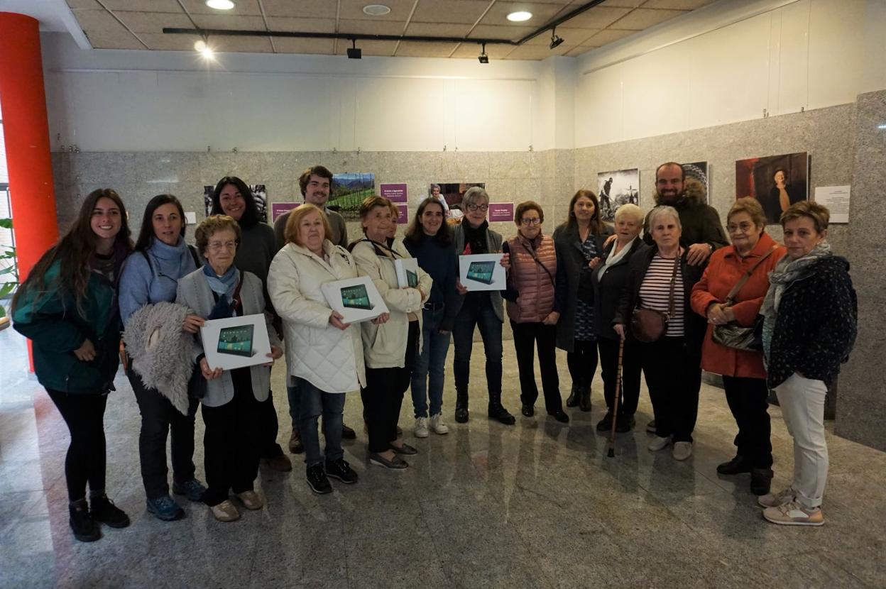 Las mayores de Areñes fueron las primeras en recibir las tablets y las instrucciones de uso. 