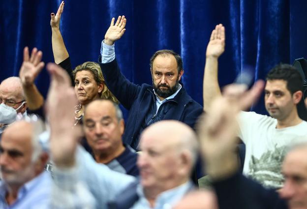 El expresidente de la entidad, Jorge Menéndez Vallina, durante la junta.