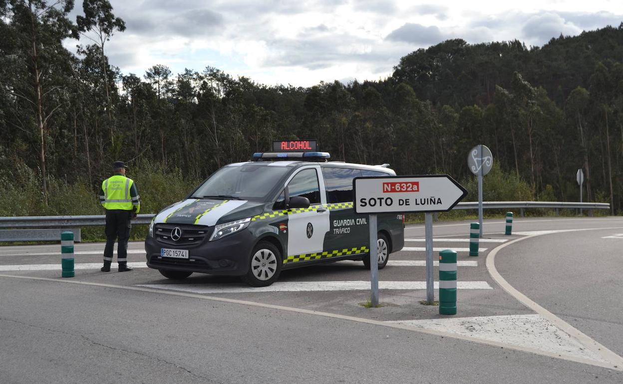 La Guardia Civil de Luarca en el control de alcoholemia en Cudillero. 