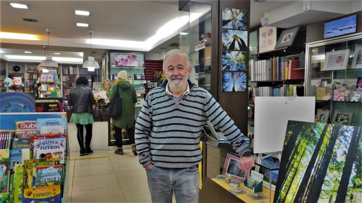 Juan Bautista Gómez, en su comercio en Pola de Siero. 