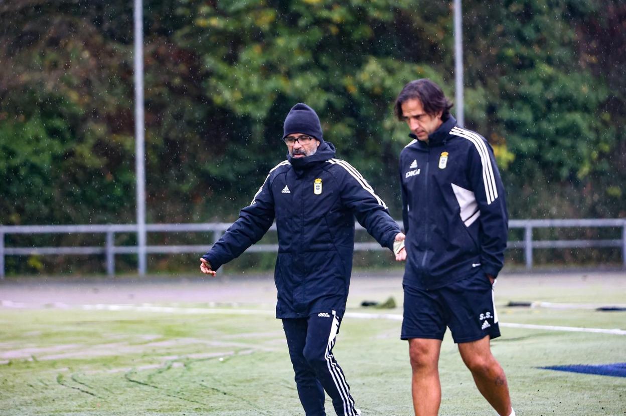 Álvaro Cervera al finalizar un entrenamiento del Oviedo en El Requexón, junto a Sergio Segura.