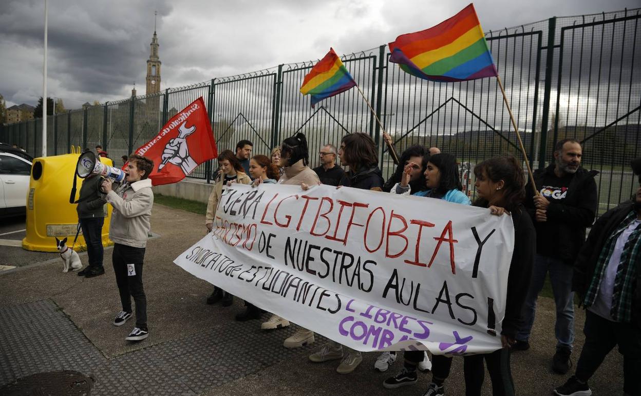 Concentración ante el IES Universidad Laboral.