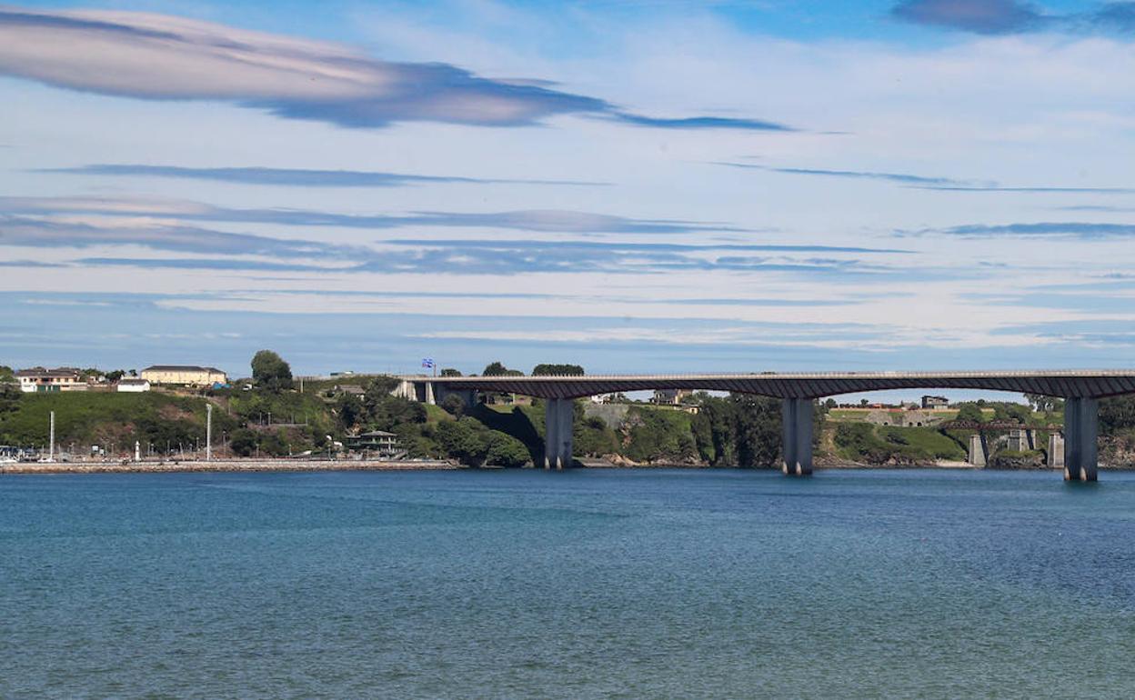 Vista general de la ría del Eo con el puente de los Santos al fondo.