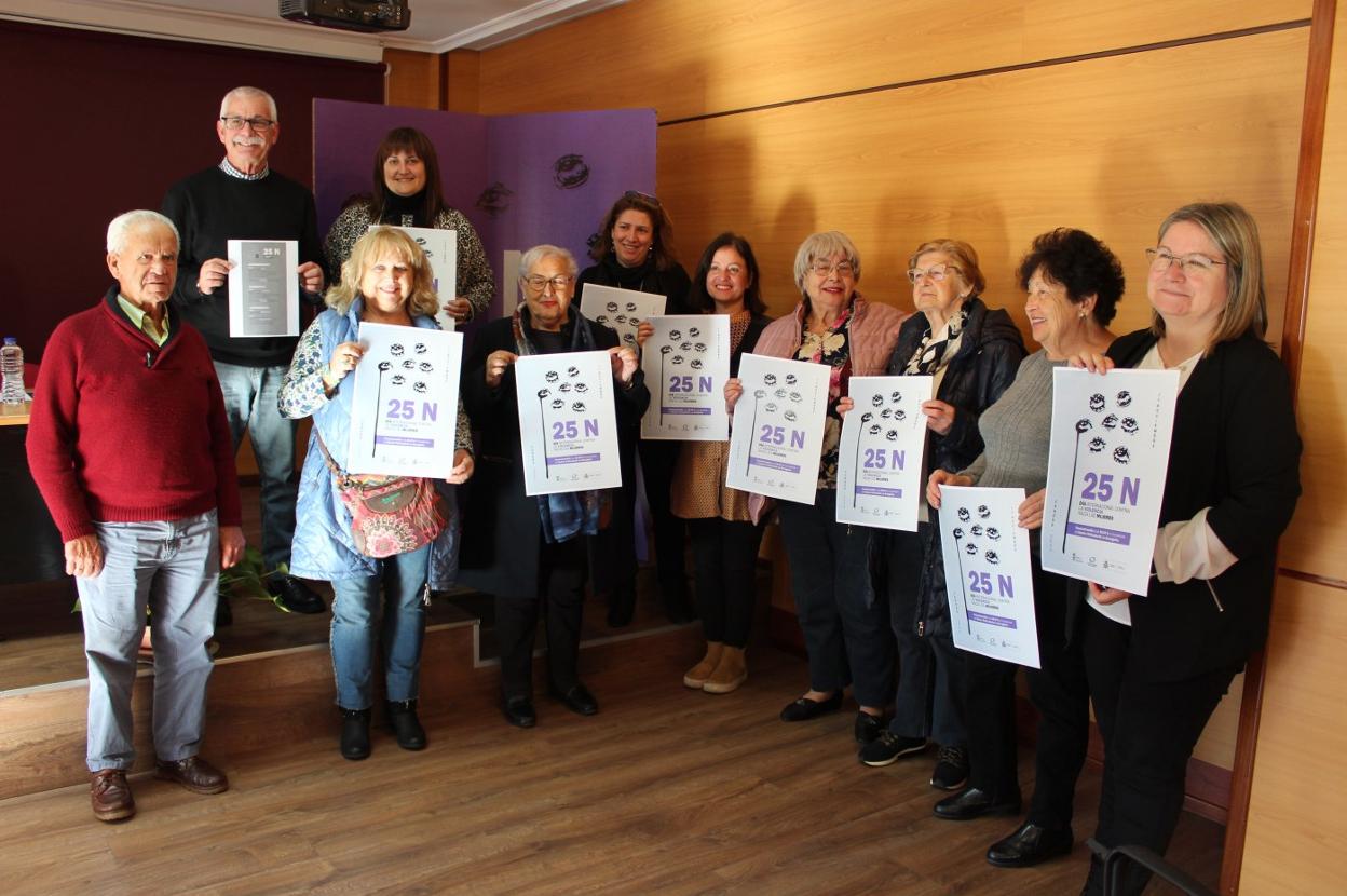 Autoridades, participantes y asociaciones de mujeres en la presentación de la programación. 