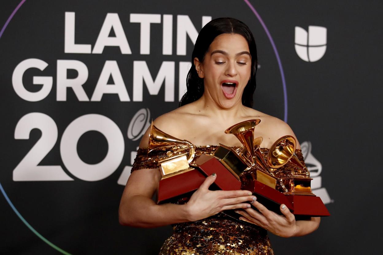 Rosalía, emocionada con sus cuatro galardones. 