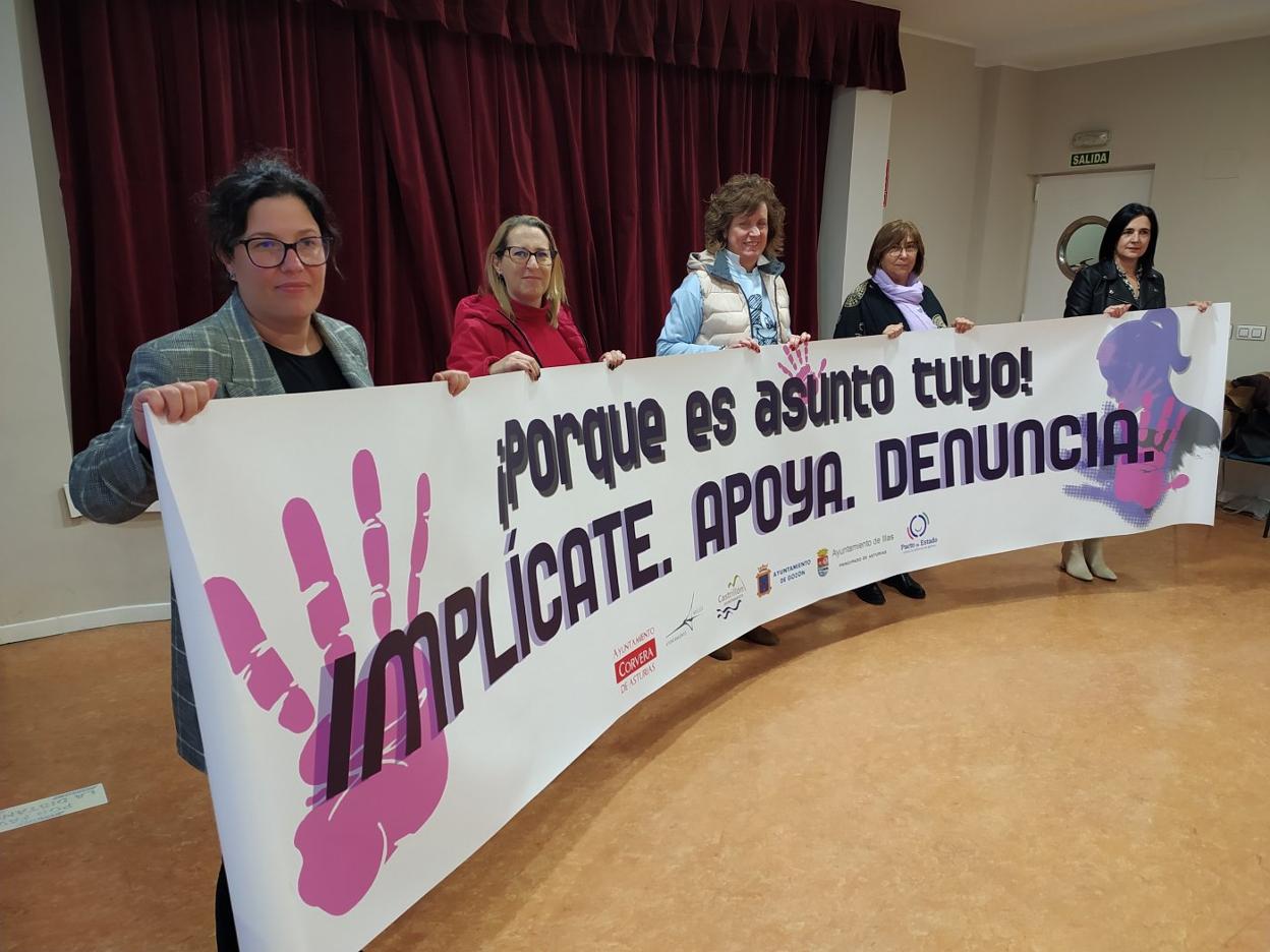 Las concejalas de Igualdad de Avilés, Castrillón, Corvera, Gozón e Illas ayer, en el centro Tomás y Valiente. 