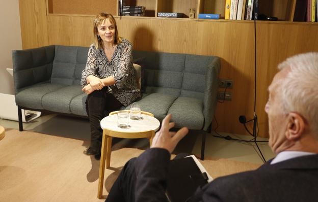 Covadonga Tomé, durante la entrevista realizada por Juan Neira en La Lupa. 