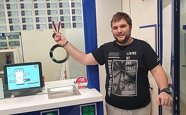 El lotero Abel Alonso en la administración número 11 de Avilés.
