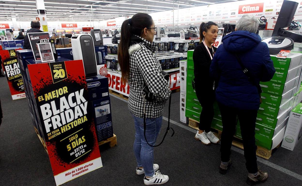 Una mujer observa las productos ofertados en un comercio con motivo del Black Friday. 