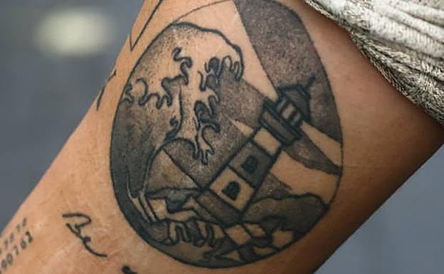 El tatuaje que le recuerda su fortaleza junto a las marcas que las autolesiones dejaron en su antebrazo.