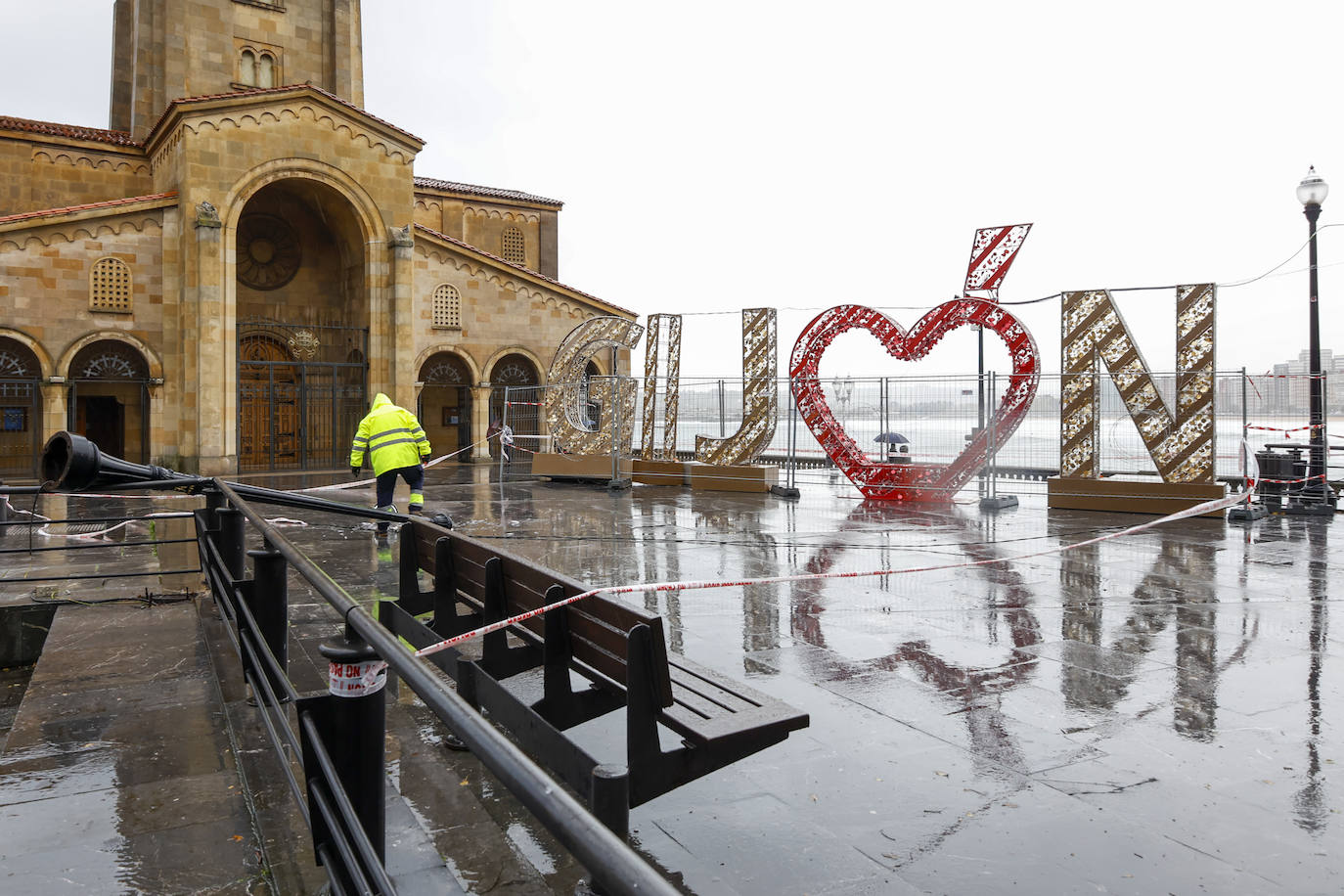 Fotos: El viento y el fuerte oleaje ponen en alerta a Asturias