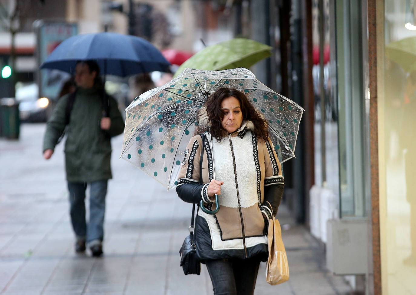 Fotos: El viento y el fuerte oleaje ponen en alerta a Asturias
