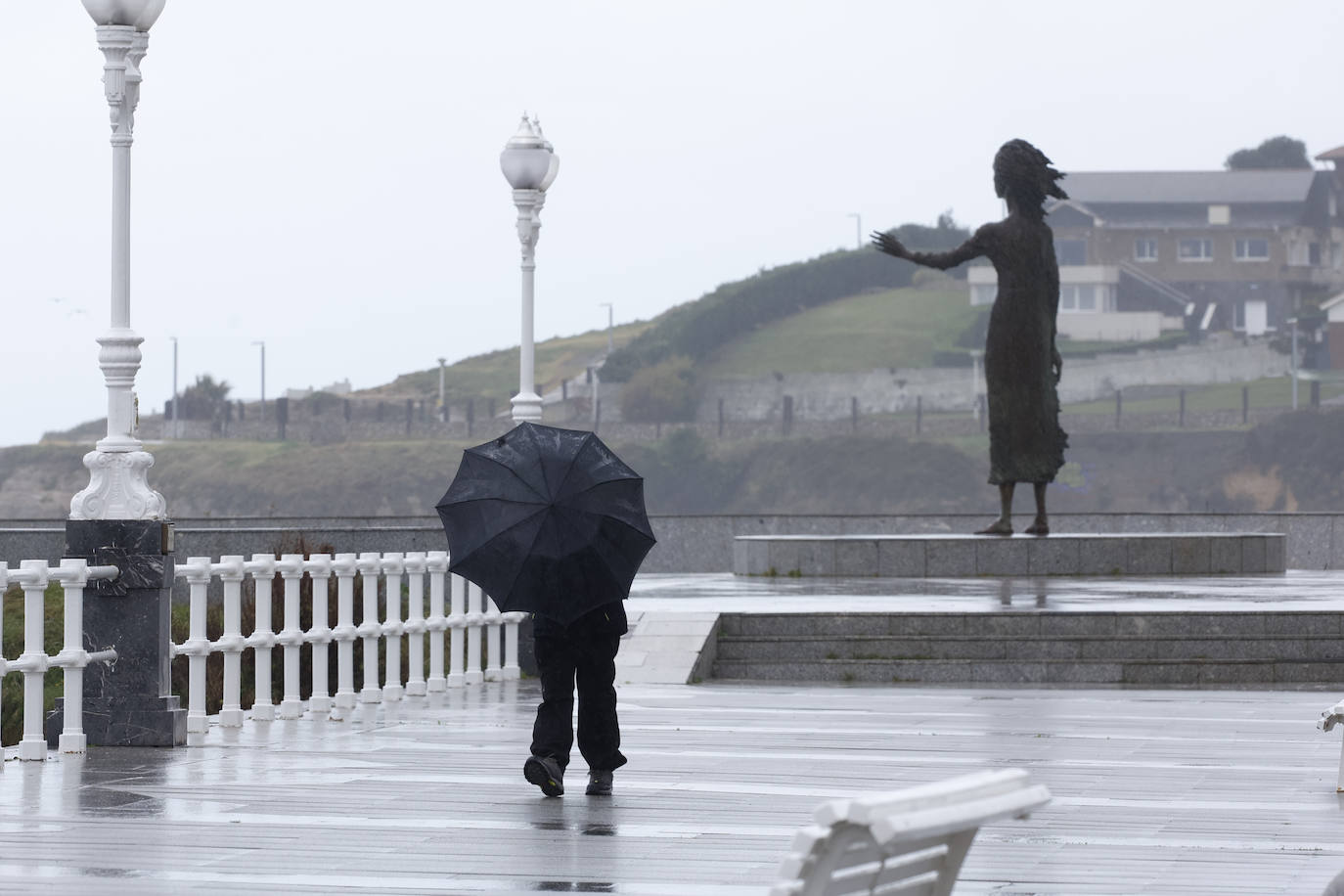 Fotos: El viento y el fuerte oleaje ponen en alerta a Asturias