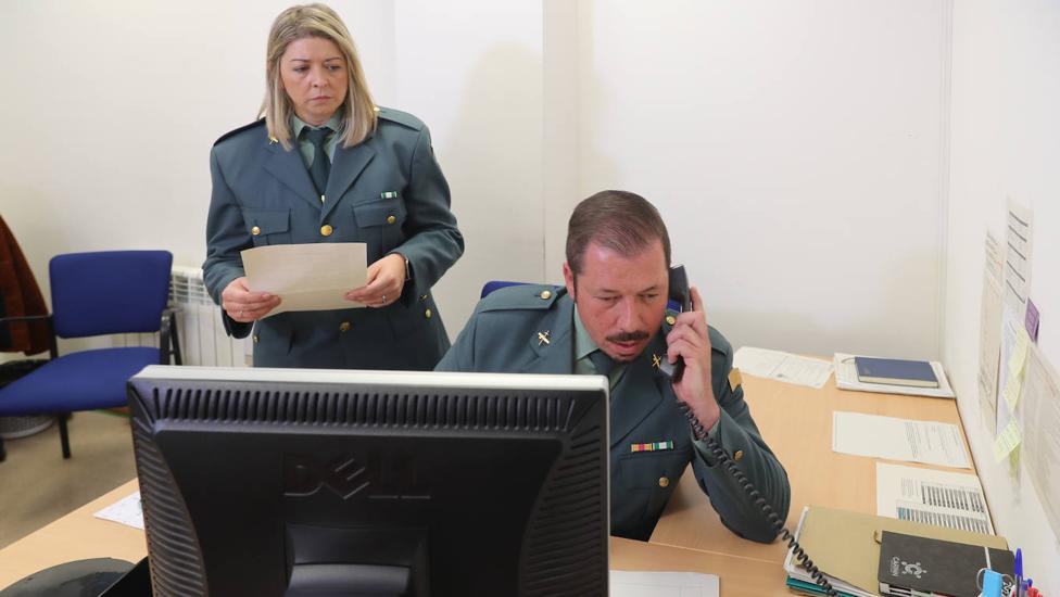 Equipo. Laura Clemente y Alejandro García, en la oficina VioGen de la Guardia Civil. 