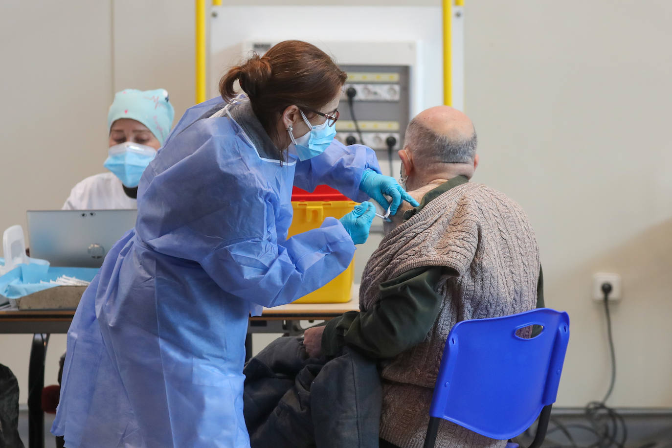 Una sanitaria inocula una dosis de la vacuna contra la covid-19 en Gijón. 