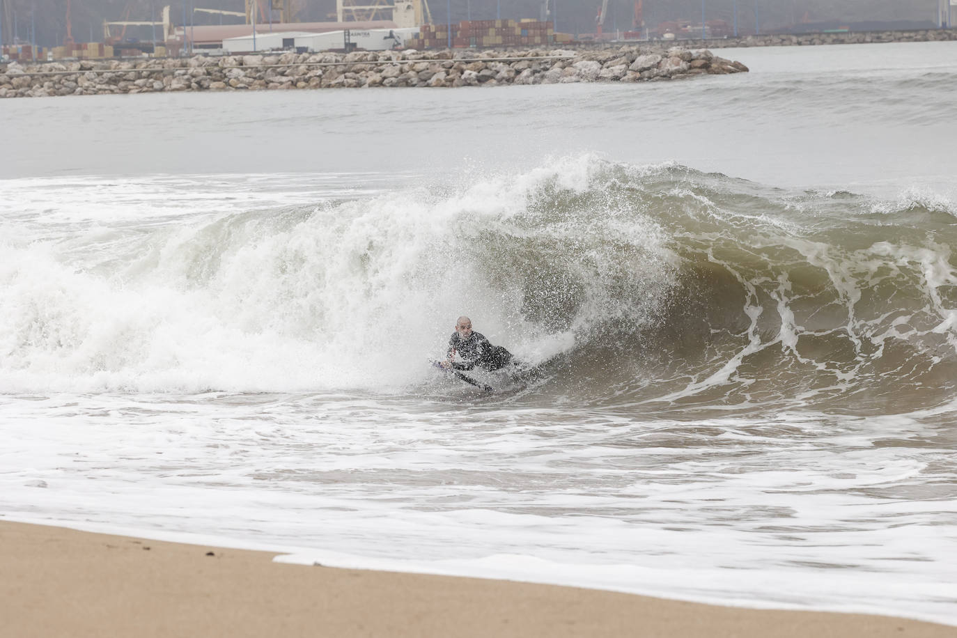 Fotos: El viento y el oleaje marcan el tiempo en Asturias