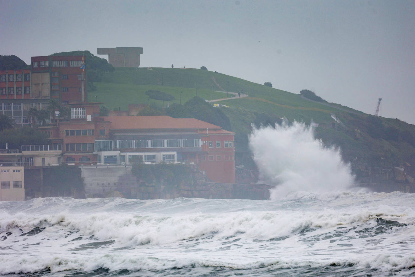 Fotos: El viento y el oleaje marcan el tiempo en Asturias