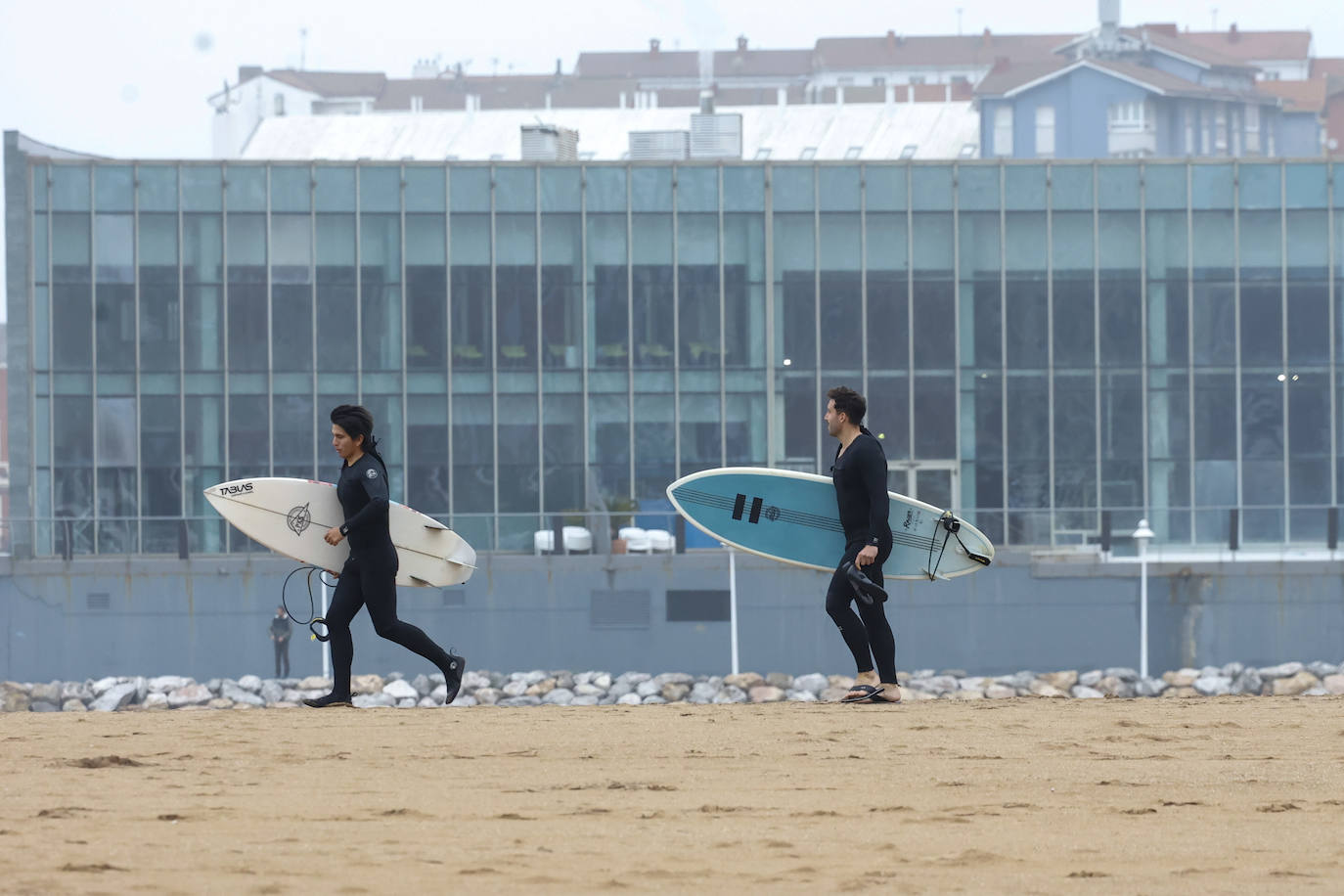 Fotos: El viento y el oleaje marcan el tiempo en Asturias