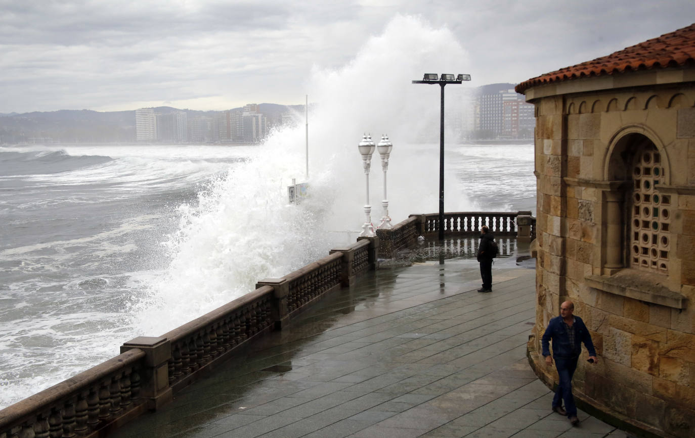 Fotos: El viento y el oleaje marcan el tiempo en Asturias