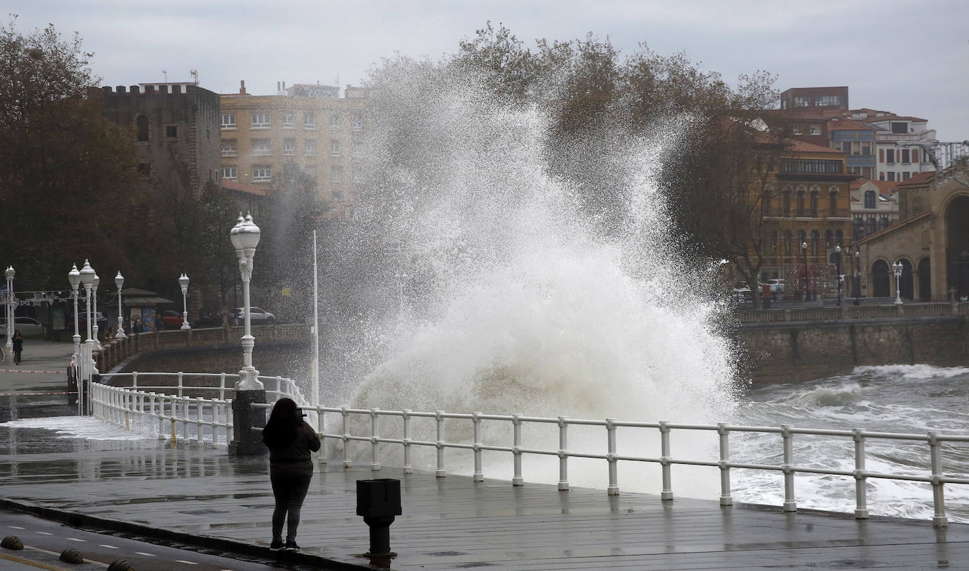 Fotos: El viento y el oleaje marcan el tiempo en Asturias