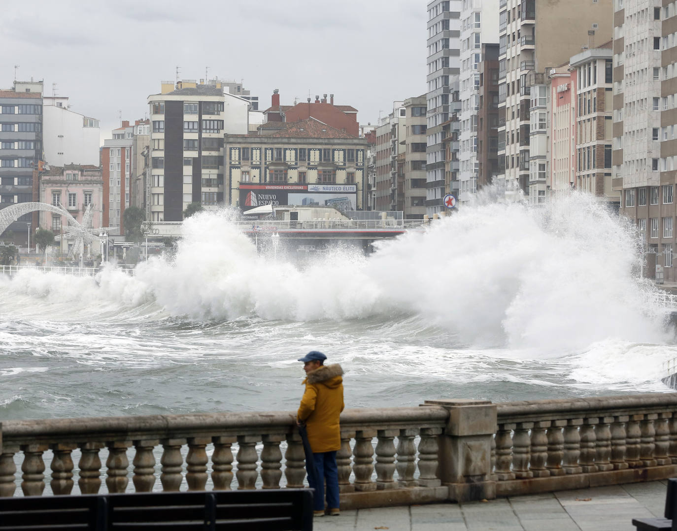 Fotos: El viento y el oleaje marcan el tiempo en Asturias