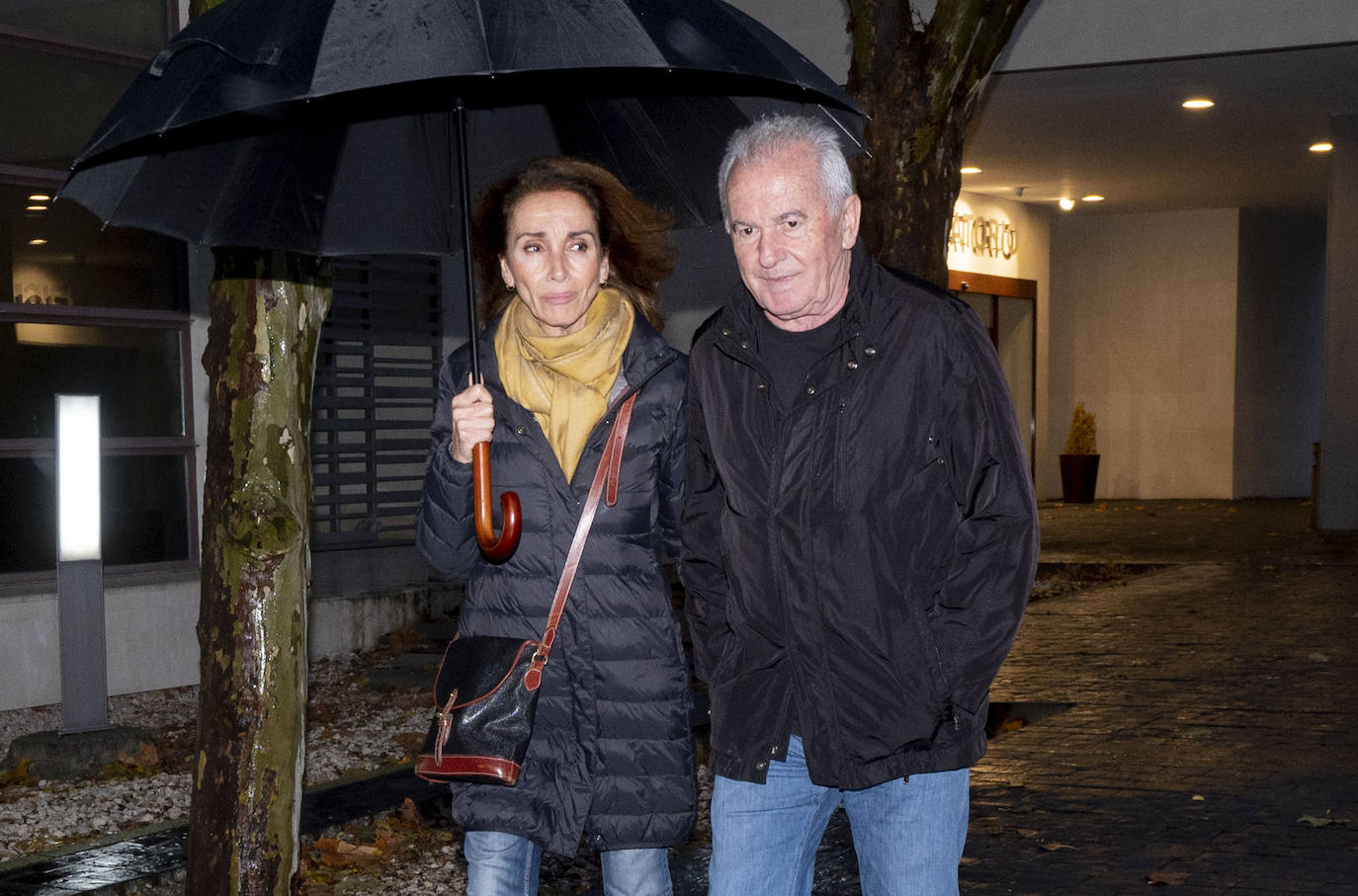 Ana Belén y Víctor Manuel a la salida del tanatorio.