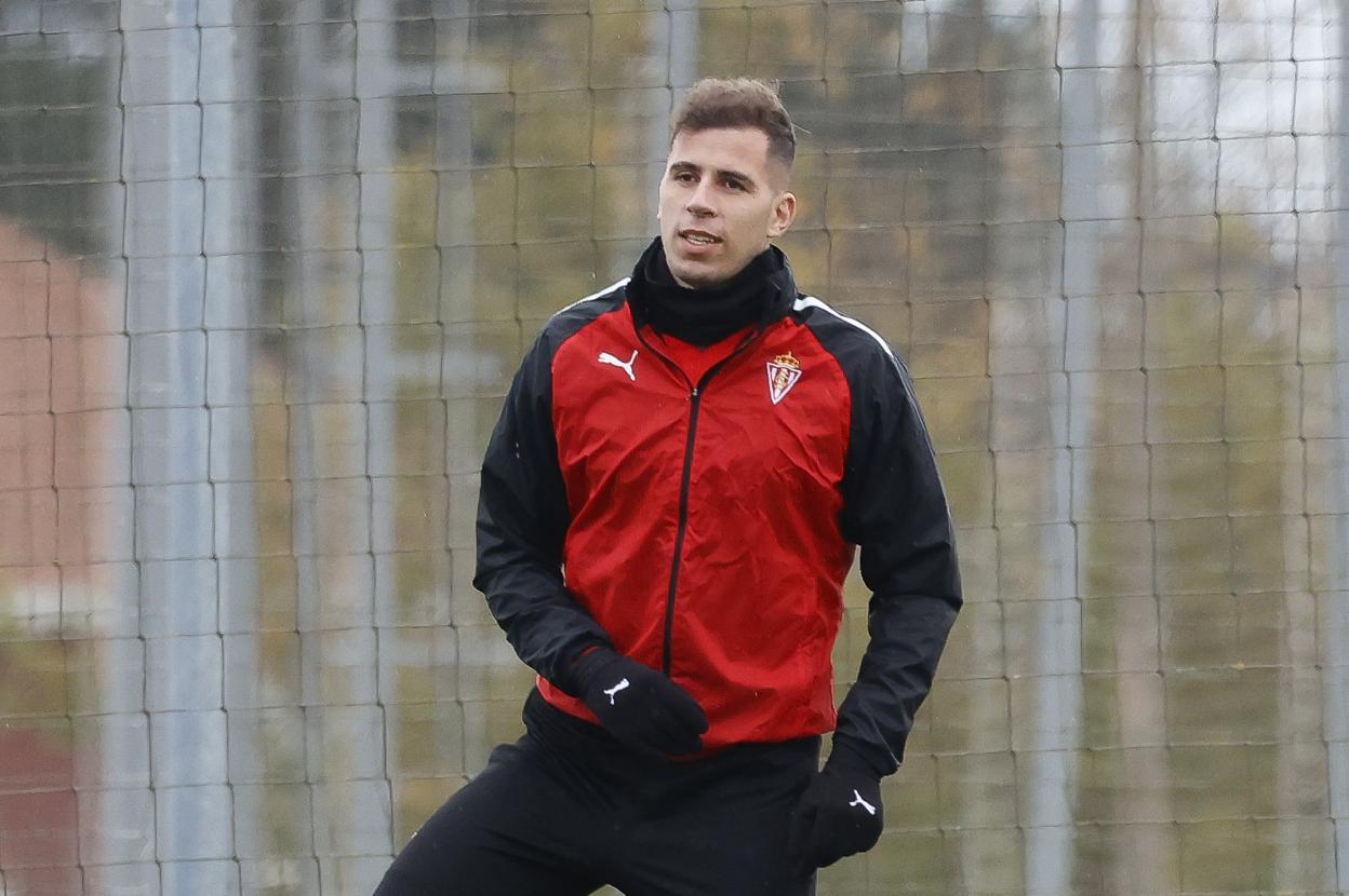 Cristian Rivera, ayer, durante el entrenamiento del Sporting en Mareo. 