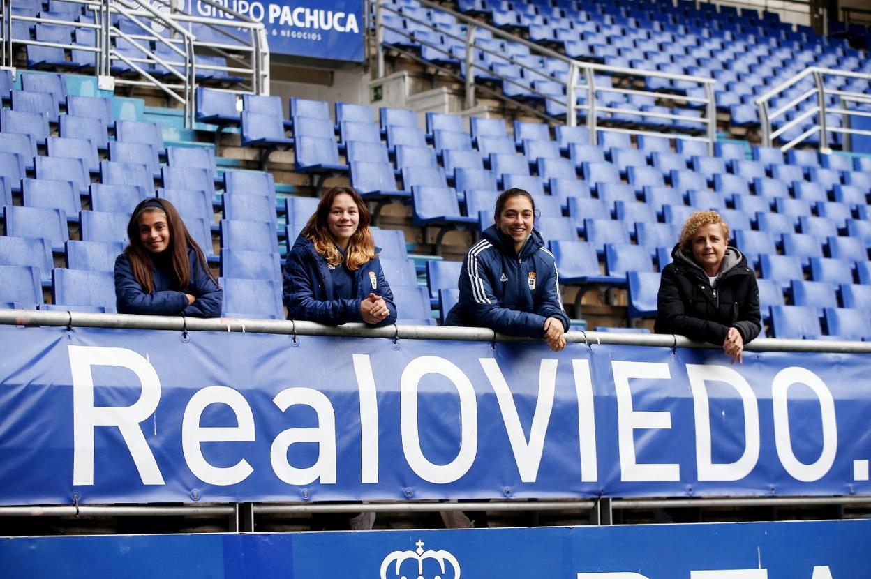 Las canteranas Lucía (Infantil B) y Rebeca (Real Oviedo B), junto a la guardameta oviedista Sara Ezquerro y la directiva azul Isabel Peláez. 