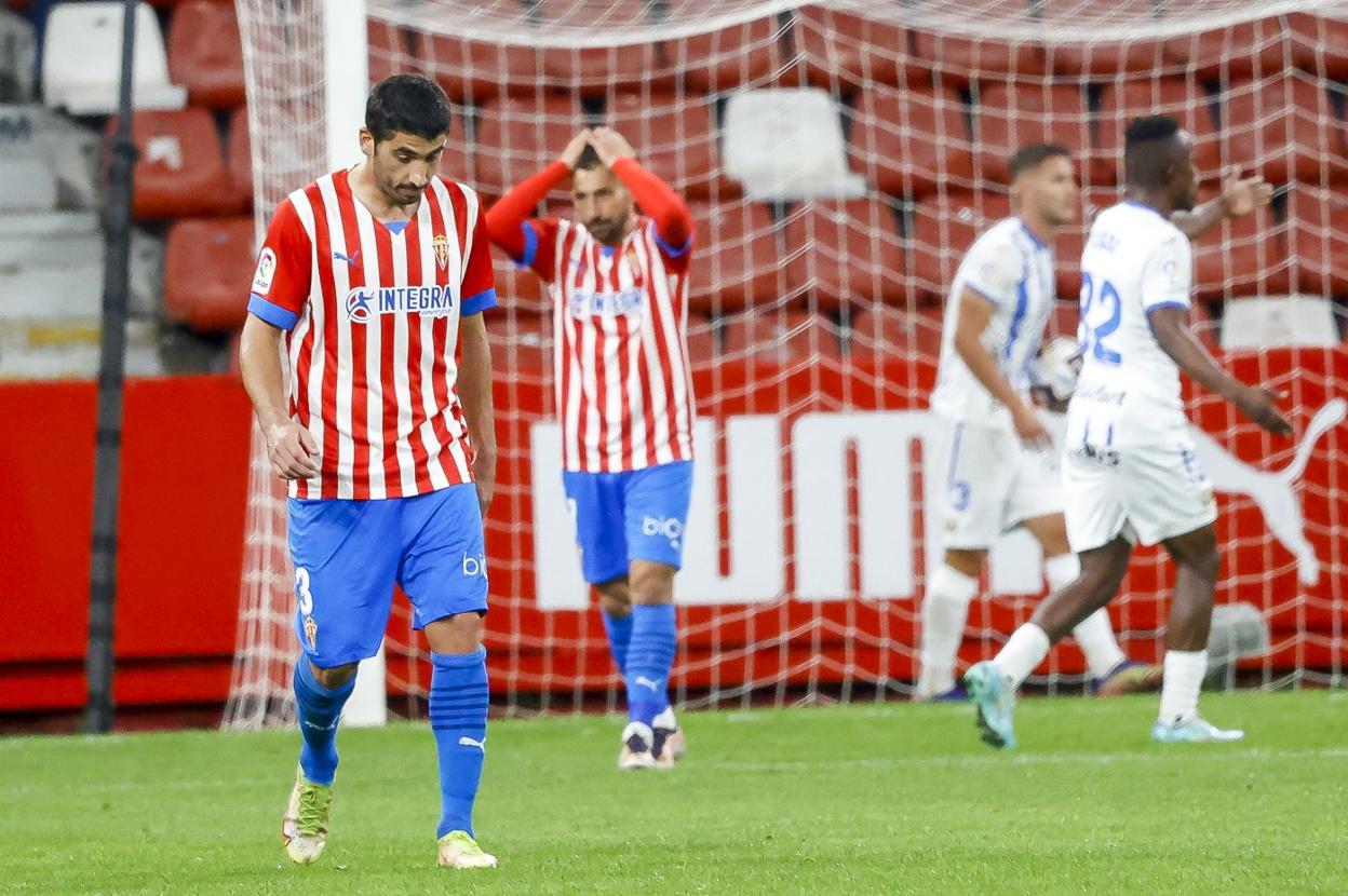 Cote cabizbajo mientras Aitor se echa las manos a la cabeza tras un gol del Leganés el pasado sábado.