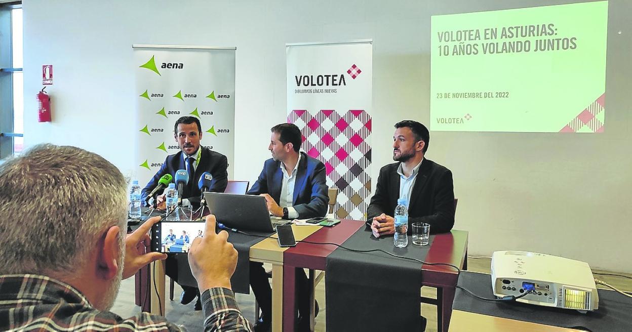 Carlos San Martín, Gabriel Schmilovich y Jorge García, en el aeropuerto de Asturias. 