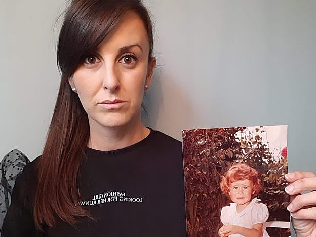 Ana Cuartas, con una foto en la que aparece de niña. 