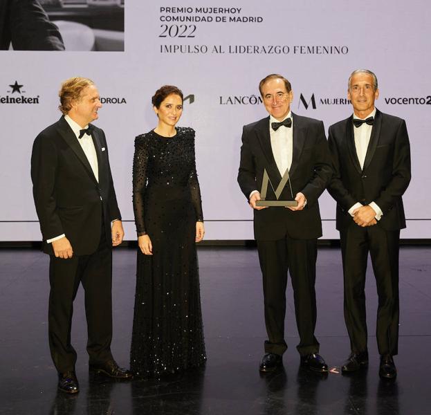 A Antonio Huertas le entregaron el premio Ignacio Ybarra. presidente de Vocento, Isabel Díaz Ayuso, presidenta de la Comunidad de Madrid, y Emilio Herrea, presidente de Kia.